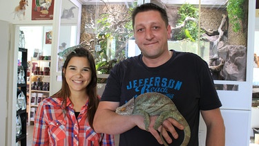 Chamäleon | Anna und Reptilienexperte Roland: Sie hat ein Pantherchamäleon auf dem Kopf, er ein Parsons Chamäleon auf dem Arm. | Bild: BR | Text und Bild Medienproduktion GmbH & Co. KG