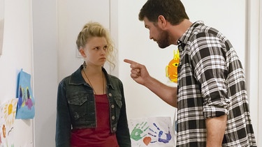 Max (Simon Böer, rechts) verbietet seiner Tochter Charlie (Sinje Irslinger, links), zu einer Party zu gehen. | Bild: WDR/Kai Schulz