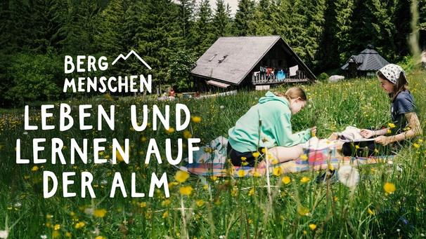 Zwei Jugendliche sitzen mit Lernmaterial in einer Wiese, im Hintergrund die Alm. Text "Bergmenschen - Leben und lernen auf der Alm" | Bild: BR/Josef Bayer, Montage: BR
