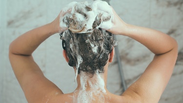 Frau unter der Dusche wäscht sich die Haare | Bild: colourbox.com