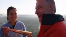 Karen lässt sich von Ballonpilot Fritz die Welt von oben zeigen. | Bild: BR/MET GmbH