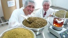 Willi bei der Firma Bionorica mit Dr. Joachim Erler. | Bild: BR/megaherz gmbh