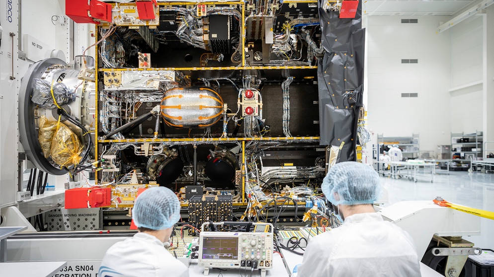 Arbeiten bei OHB am neuen Wettersatelliten-System MTG – Meteosat Third Generation. | Bild: OHB/Hannes von der Fecht