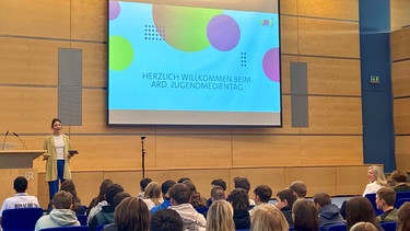 ARD Jugendmedientag 2024: Begrüßung im Münchner Funkhaus durch Hannah Heinzinger. | Bild: BR | Ortrun Huber