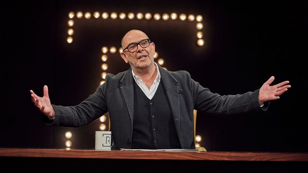 Hannes Ringlstetter am Schreibtisch seiner Late Night Show "Ringlstetter" | Bild: BR/Superfilm Filmproduktions GmbH/Philipp Thurmaier