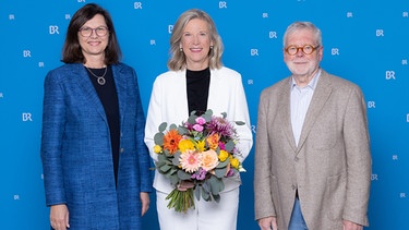 Dr. Katja Wildermuth (M.) nach ihrer Wiederwahl zur BR-Intendantin am 31.3.2025 mit der Verwaltungsrats-Vorsitzenden Ilse Aigner und dem Rundfunkrats-Vorsitzenden Prof. Godehard Ruppert. | Bild: BR / Markus Konvalin