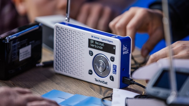 DAB+ Radios: Das BR-Heimat DAB+ Radio an einem Infostand von BR-Heimat | Bild: BR / Fabian Stoffers DAB+ Radios: Das BR-Heimat DAB+ Radio an einem Infostand von BR-Heimat | Bild: BR / Fabian Stoffers
