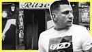 Gzuz im Vordergrund. Im Hintergrund ist der Einganz der Kneipe "Zur Ritze" zu sehen" | Bild: BR