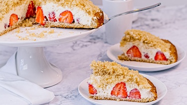 Ein Stück Maulwurfkuchen mit Erdbeeren auf einem Teller | Bild: Miro Weber, BR
