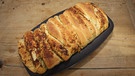 Das fertige Zupfbrot in der Backform. | Bild: BR