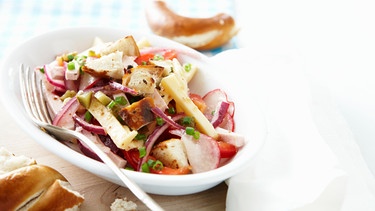 Foto von warmarmem Radieschen-brotsalat | Bild: mauritius images / foodcollection