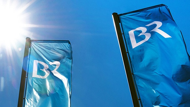 Zwei BR-Fahnen wehen im Wind | Bild: BR Zwei BR-Fahnen wehen im Wind | Bild: BR